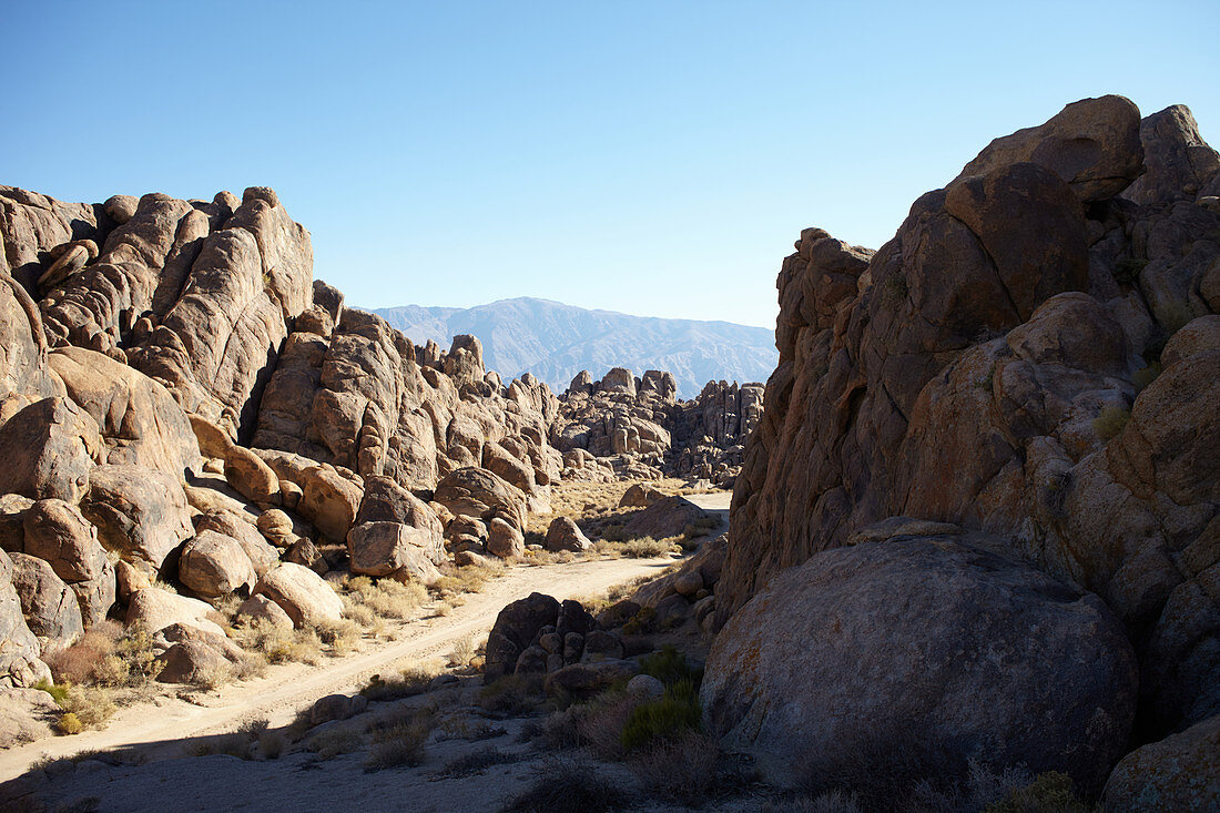 Einfache Straße in den Alabama Hills, Eastern Sierra, Kalifornien, USA