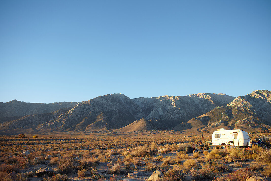Wohnwagen in Steppenlandschaft vor den White Mountains, Eastern Sierra, Kalifornien, USA
