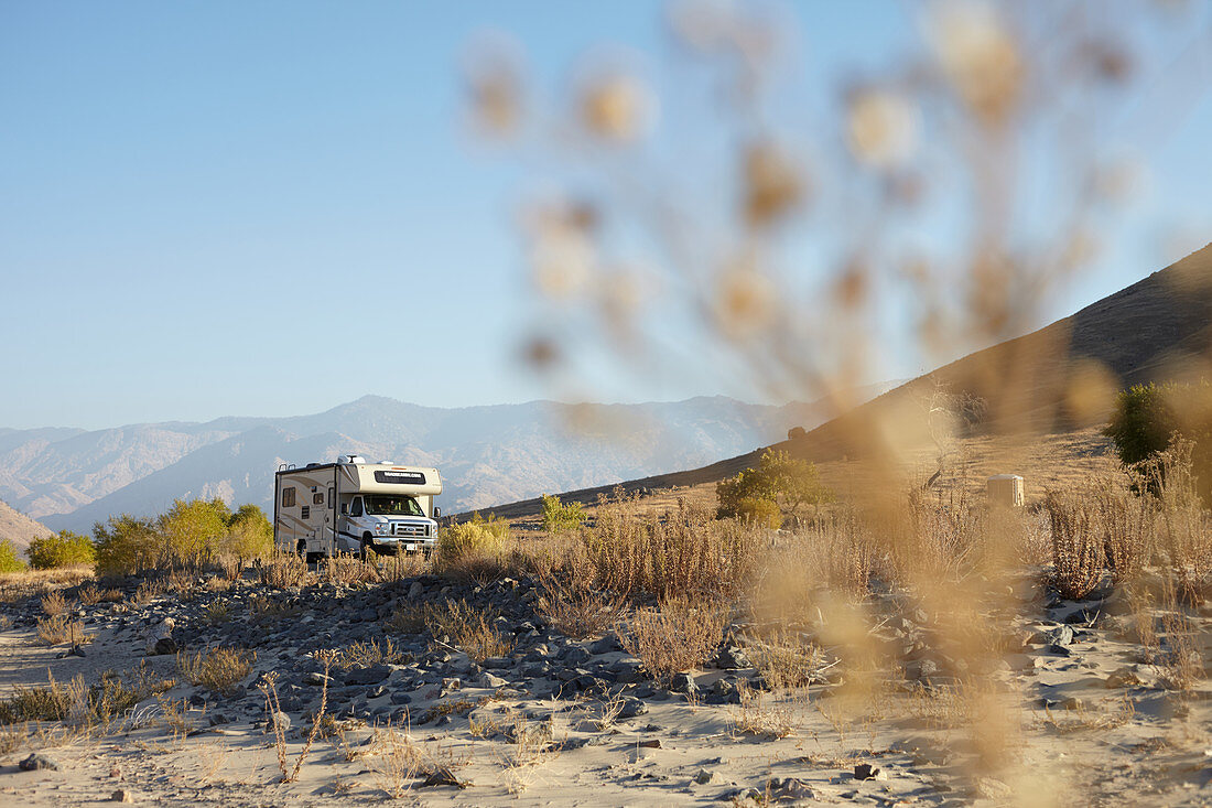 Wohnmobil in einsamer Landschaft am Lake Isabella, Kalifornien, USA
