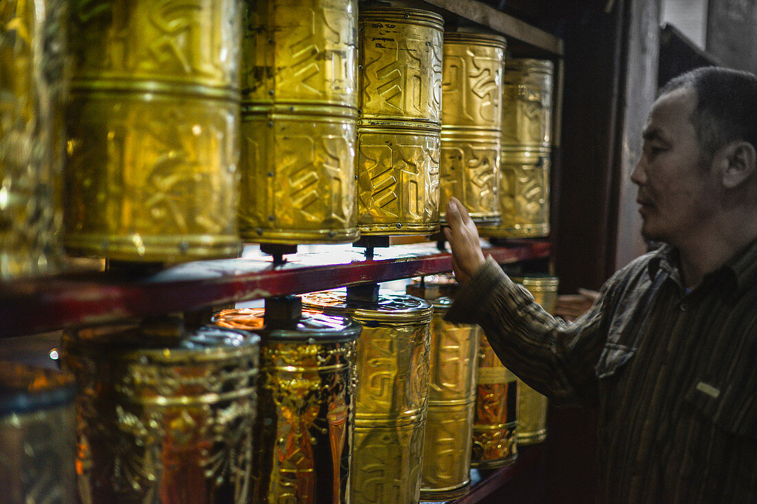 Mongole dreht an der Gebetsmühle im Gandan Kloster in Ulaanbaatar, Mongolei, Asien