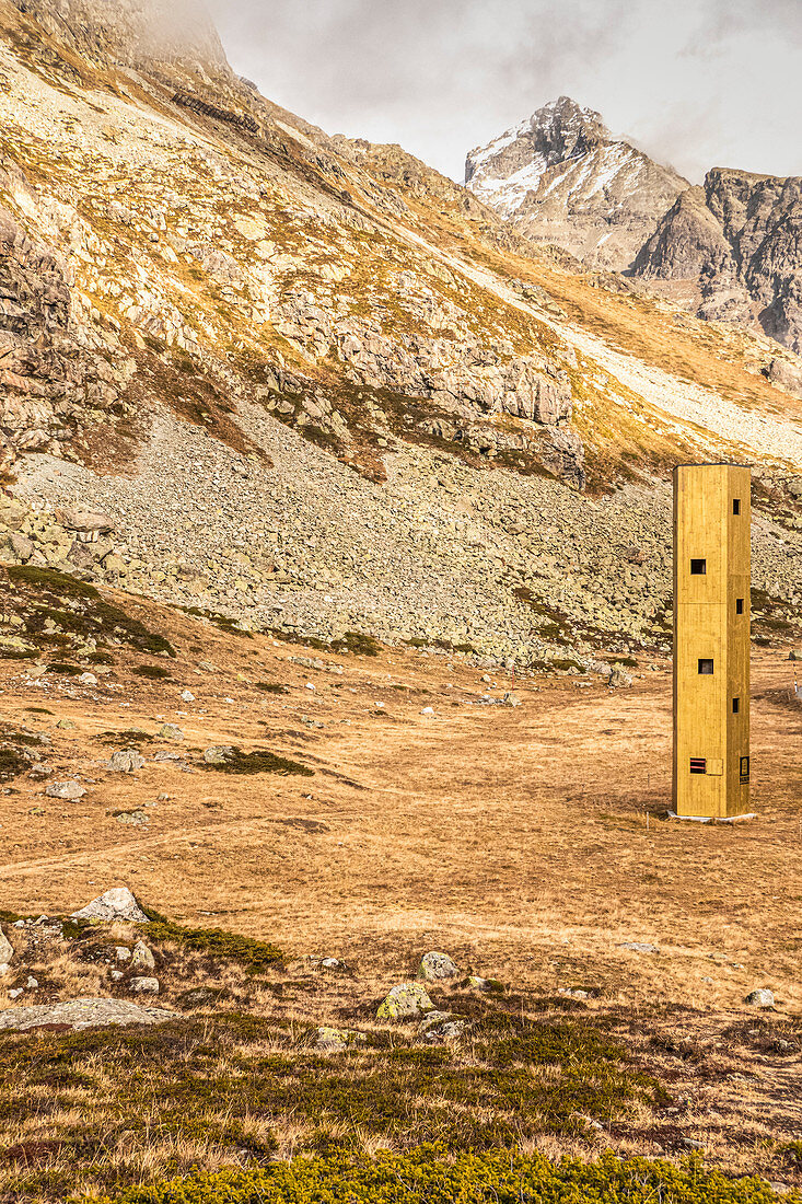 Goldener Origenturm in der Bergwelt auf dem Julierpass, Graubünden, Schweiz, Europa