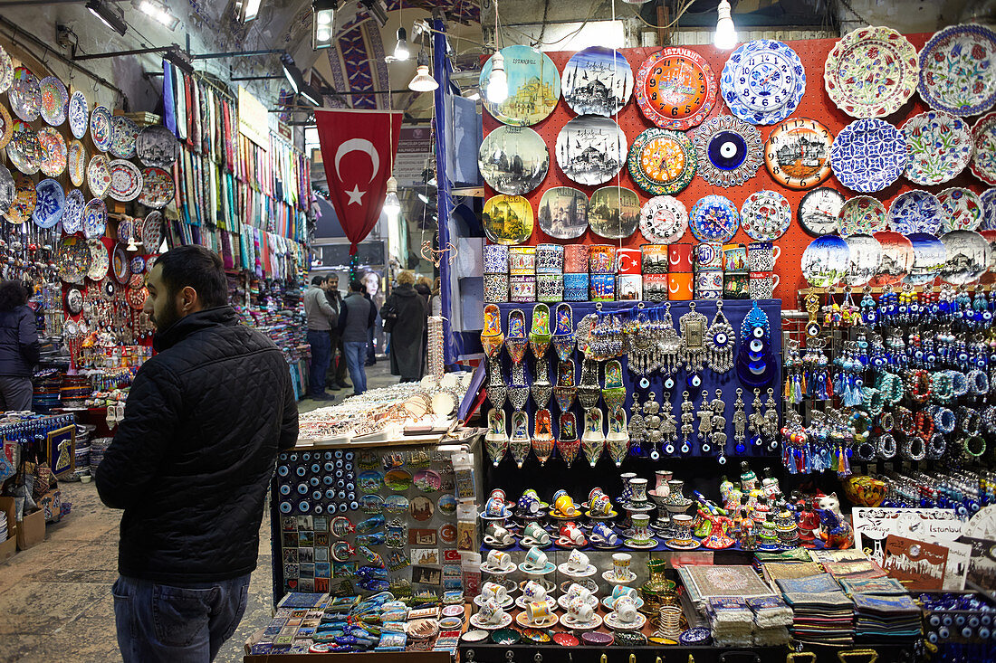 Nippesstand mit Tellern, Tassen, Anhängern und anderen touristischen Artikeln auf dem großen Basar, capali carsi, in Istanbul, Türkei 
