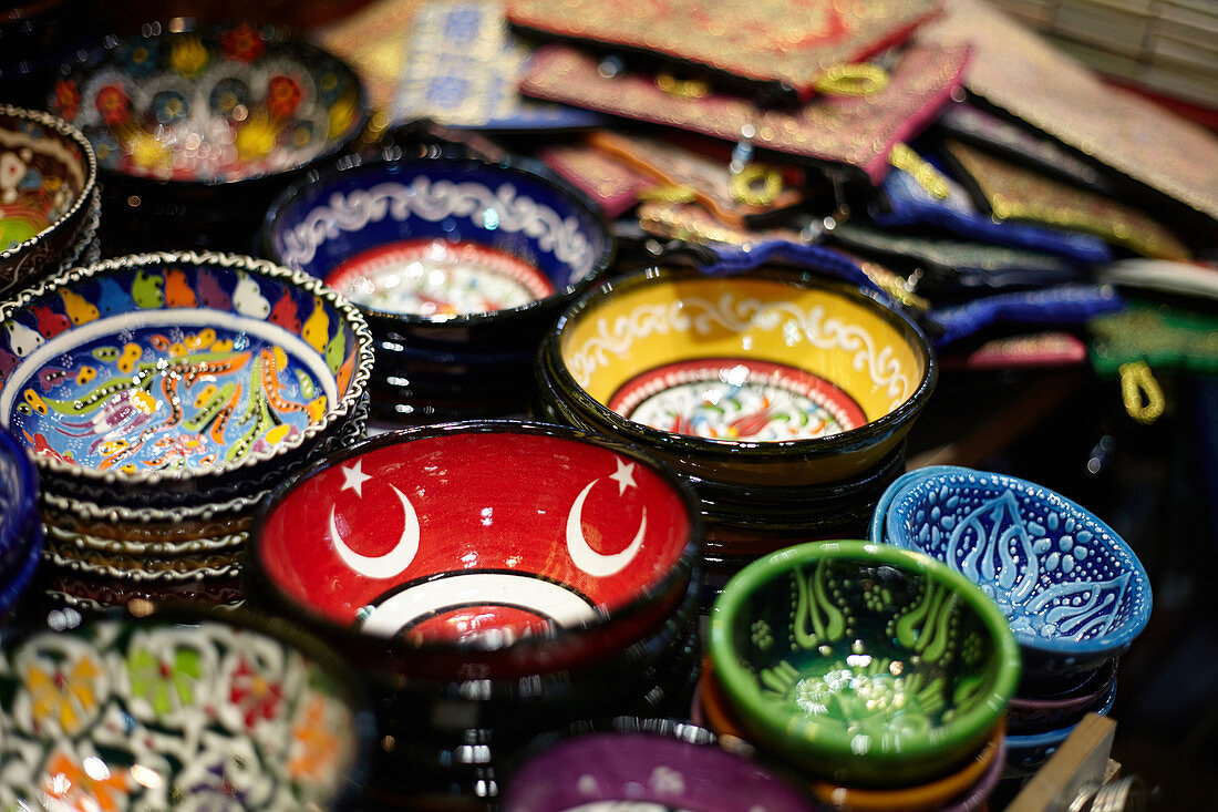 Bunte Keramikschalen zum Verkauf auf dem großen Basar, capali carsi, in Istanbul, Türkei