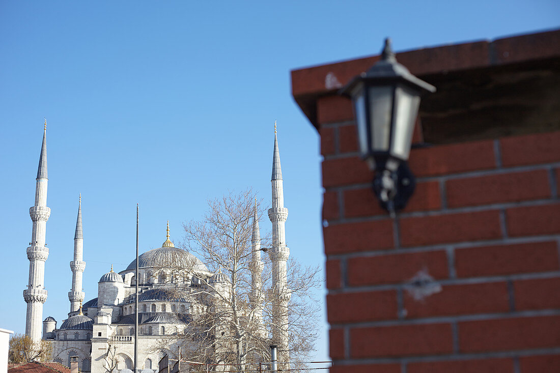 Hausecke mit der blauen Moschee im Hintergrund in Istanbul, Türkei
