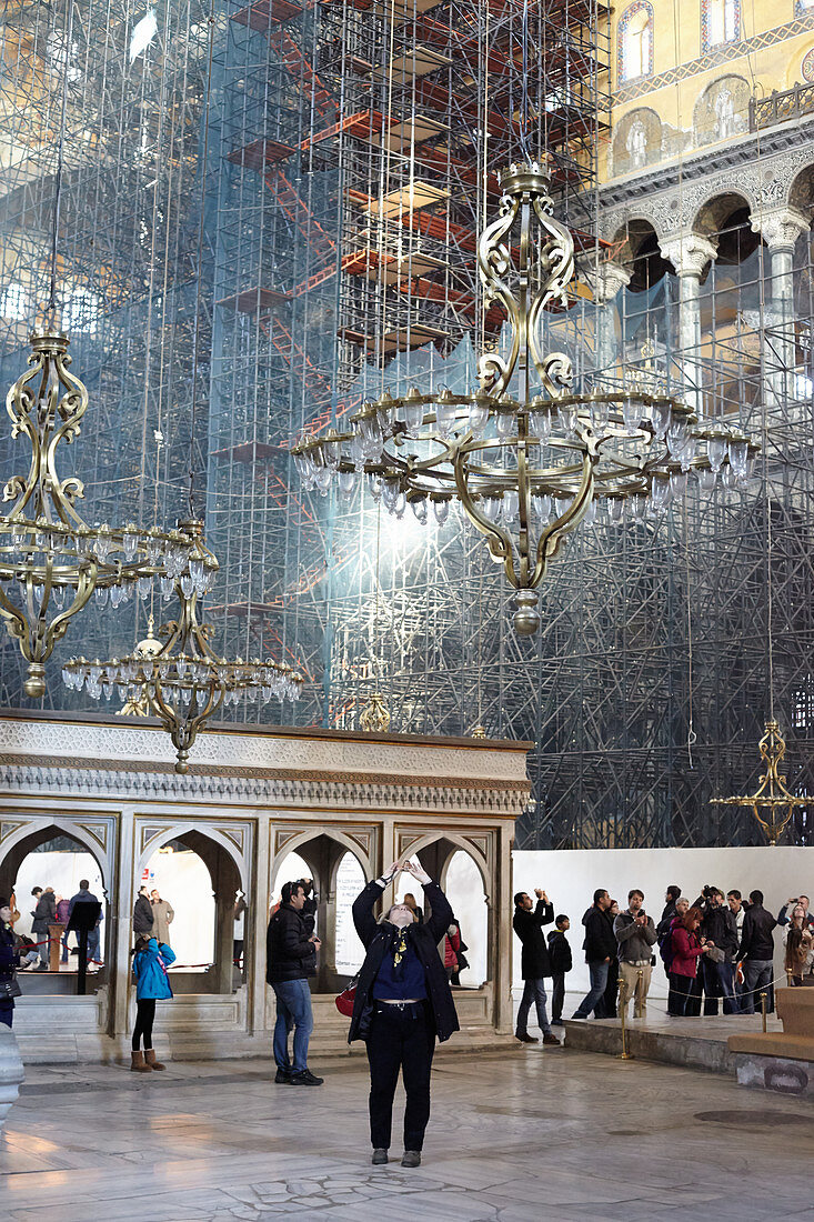 Touristen in der Hagia Sophia mit Gerüst in Istanbul, Türkei