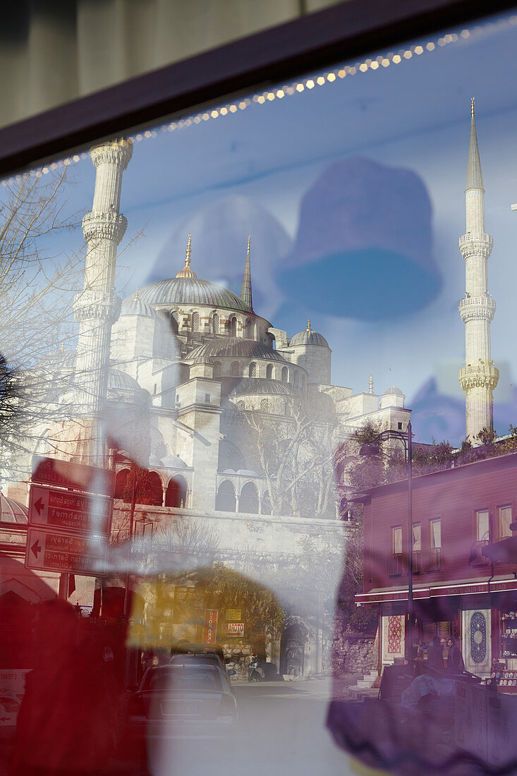 Spiegelung der blauen Moschee in einem Schaufenster in Istanbul, Türkei