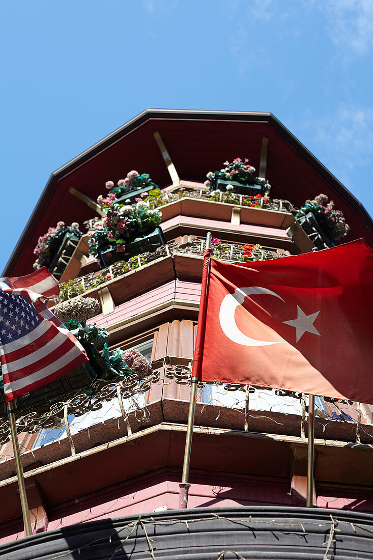 Türkische und amerikanische Flaggen an einem Haus in Istanbul, Türkei