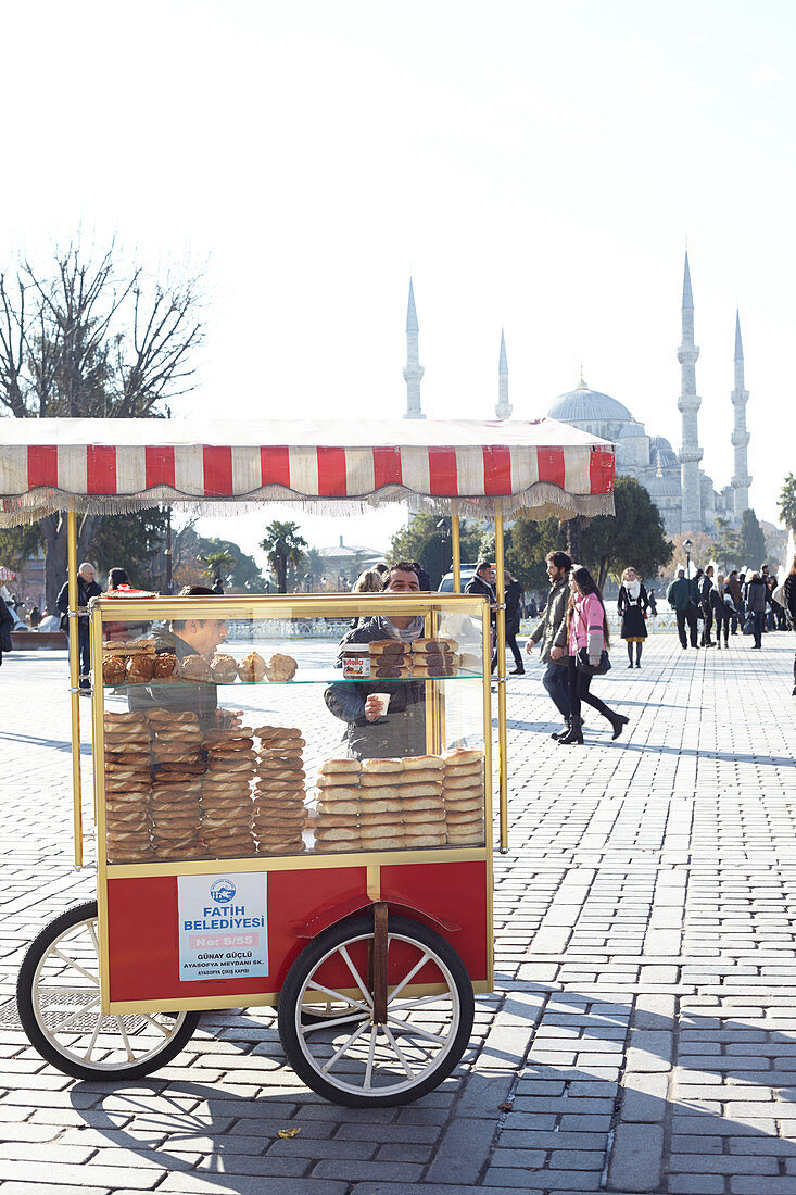 Gebäckverkäufer auf dem Vorplatz der blauen Moschee in Istanbul, Türkei