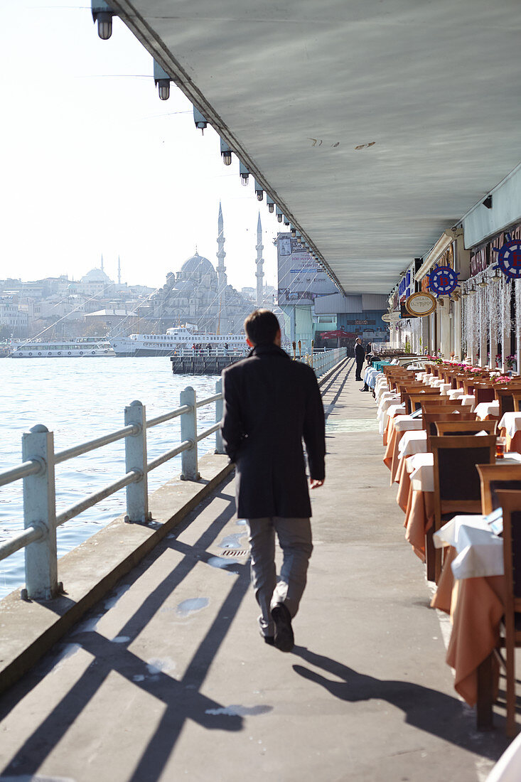 Passant auf der Restaurantebene auf der Galata Brücke in Istanbul, Türkei