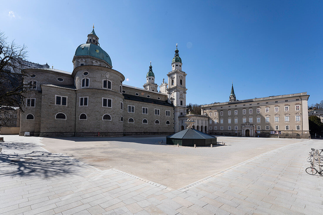 Salzburger Dom am leeren Residenzplatz, Salzburg, Österreich