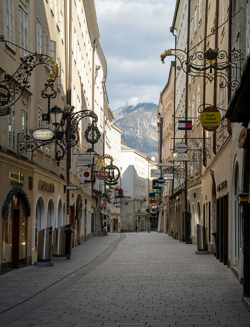 Blick auf die leere Getreidegasse mit Gaisberg im Hintergrund, Salzburg, Österreich