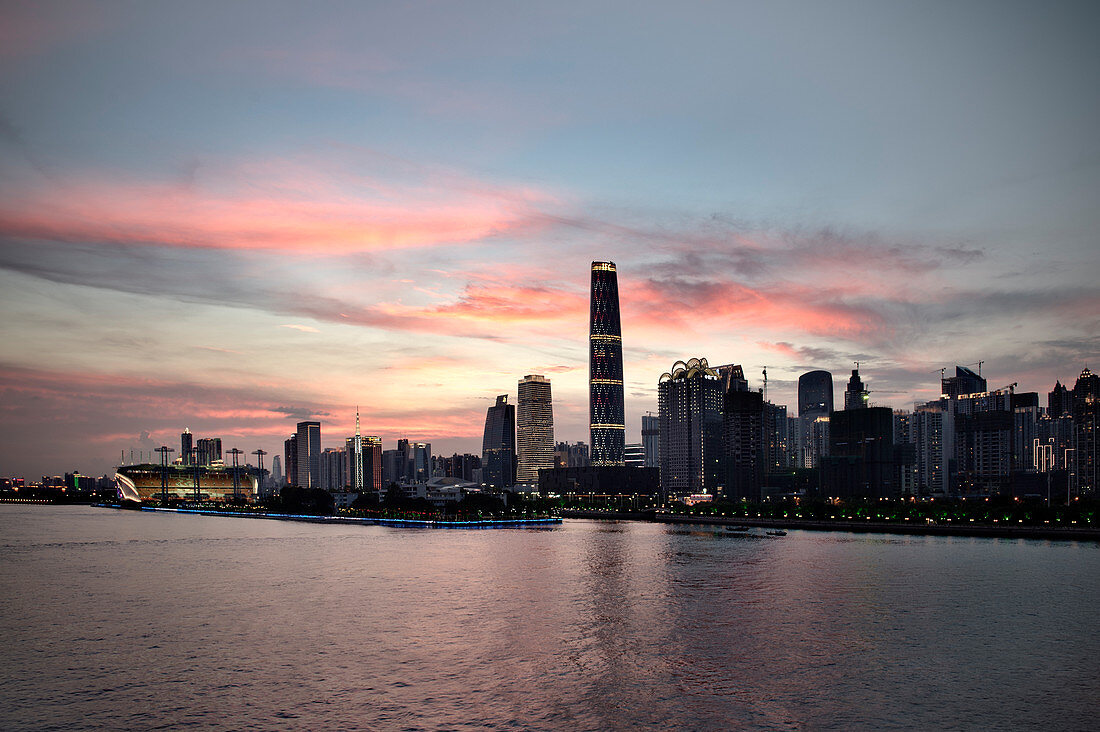 Blick über Zhujiang Fluss auf Guangzhou bei Sonnenuntergang, Finanz Distrikt IFC, Guangdon Provinz, China