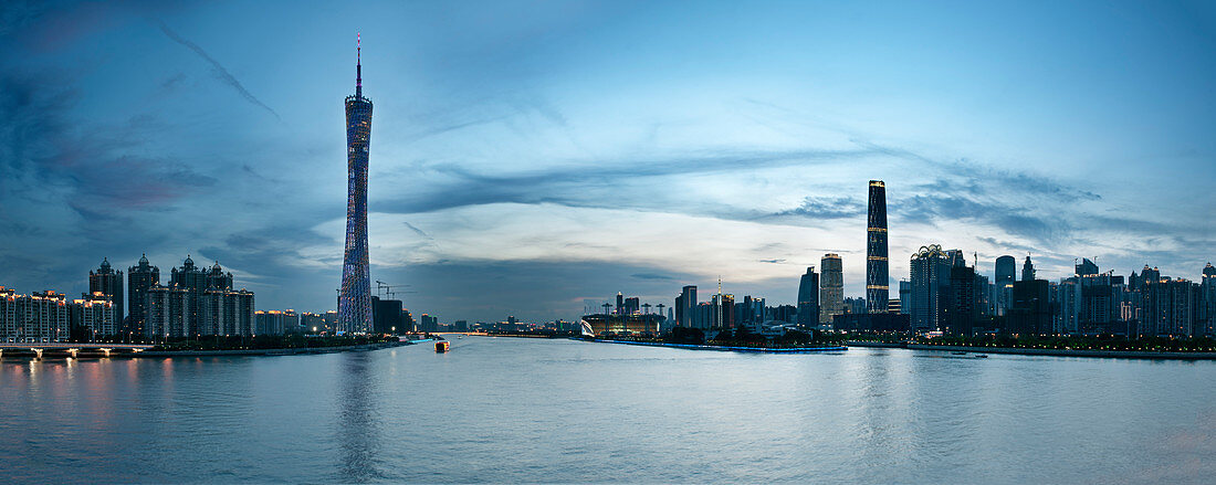 Panorama Blick über Zhujiang Fluss auf Guangzhou, Canton Tower, IFC tower, Guangdong Provinz, China