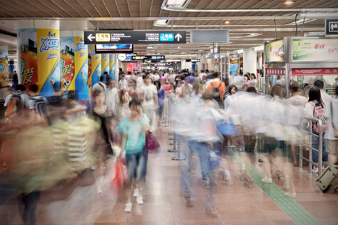 Menschenmassen in Metro in Guangzhou, Guangdong Provinz, China