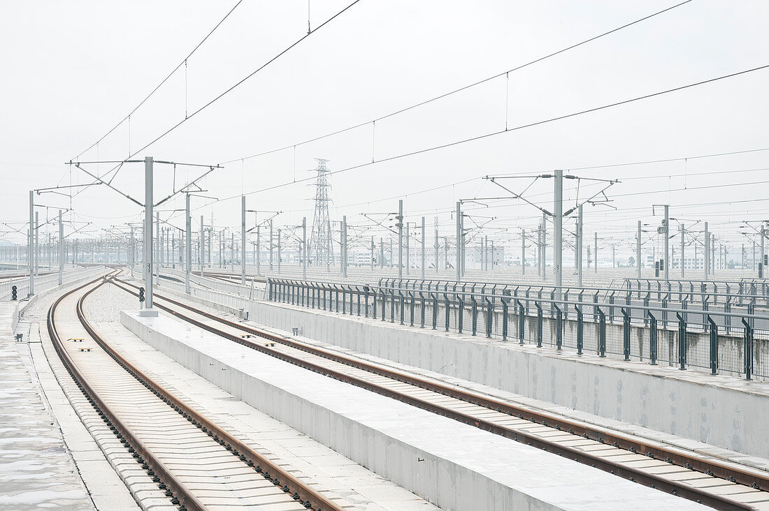 Gleise und Strommasten des neu erbauten Südbahnhofs, Guangzhou, Guangdong Provinz, China
