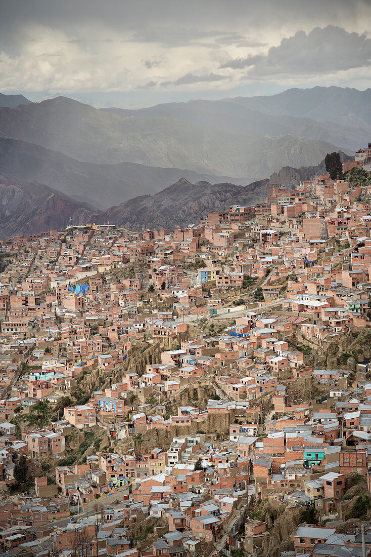 Blick von El Alto auf großflächige urbane Ausdehnung von La Paz, Anden, Bolivien, Südamerika