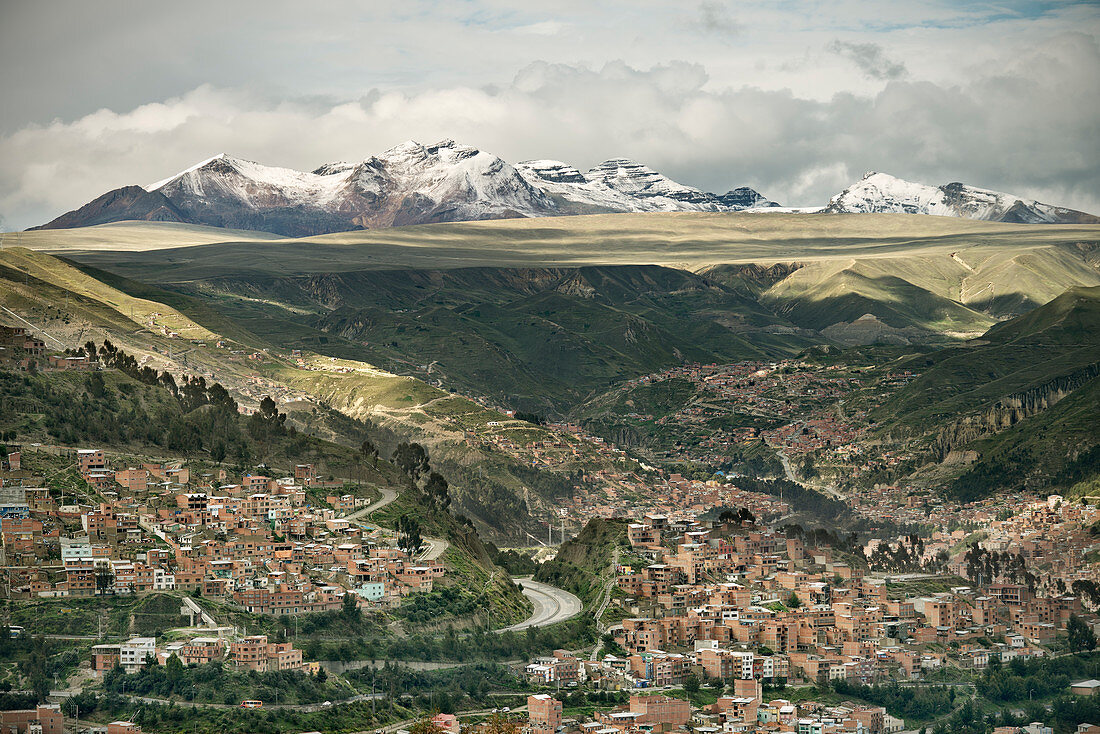 Blick von El Alto auf La Paz, im Hintergrund schneebedeckte Gipfel der Anden, Bolivien, Südamerika