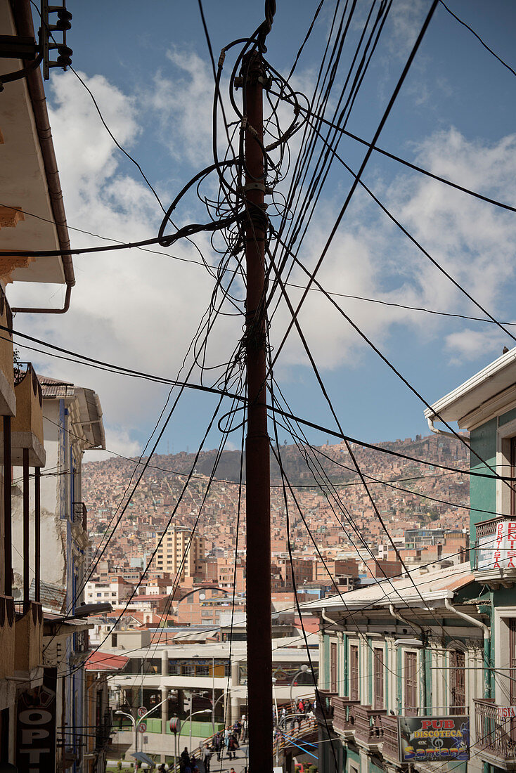 Stromkabel Gewirr an Strommasten in Altstadt von La Paz, Bolivien, Anden, Südamerika