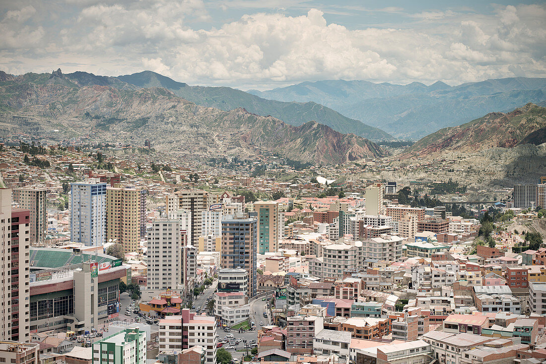 Blick auf großflächige urbane Ausdehnung von La Paz, Anden, Bolivien, Südamerika