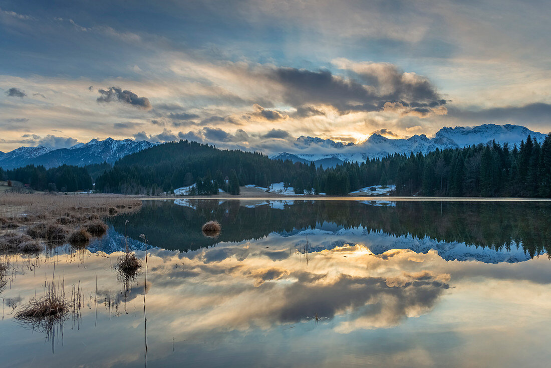 Sonnenaufgang am Geroldsee mit Karwendel, Krün bei Garmisch-Partenkirchen, Werdenfelser Land, Bayern, Deutschland