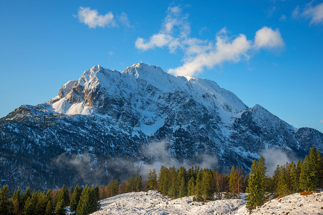 Blick vom Hohen Kranzberg auf die Wettersteinspitze, Mittenwald, Wettersteingebirge, Werdenfelser Land, Bayern, Deutschland