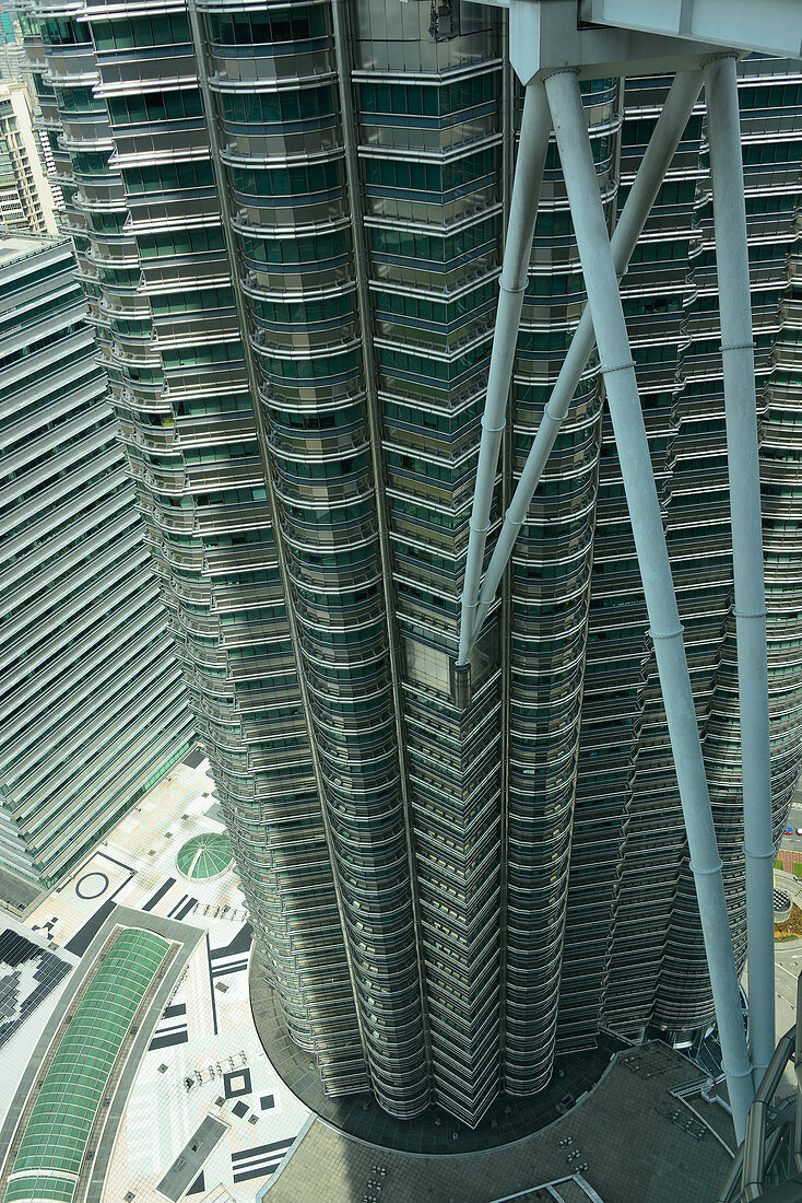 Detailansicht der Petronas Towers, Kuala Lumpur, Malaysia aus großer Höhe