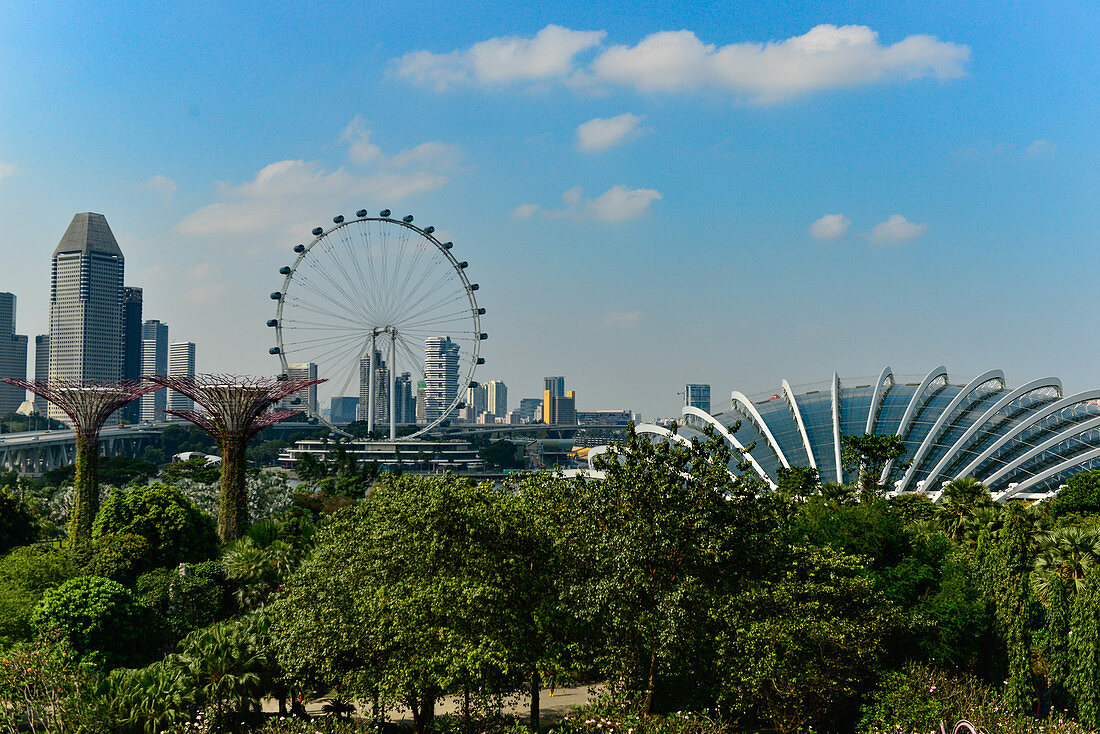 Ansicht der Halle und Türme der Gardens by the Bay und des Singapore Flyer, Singapore