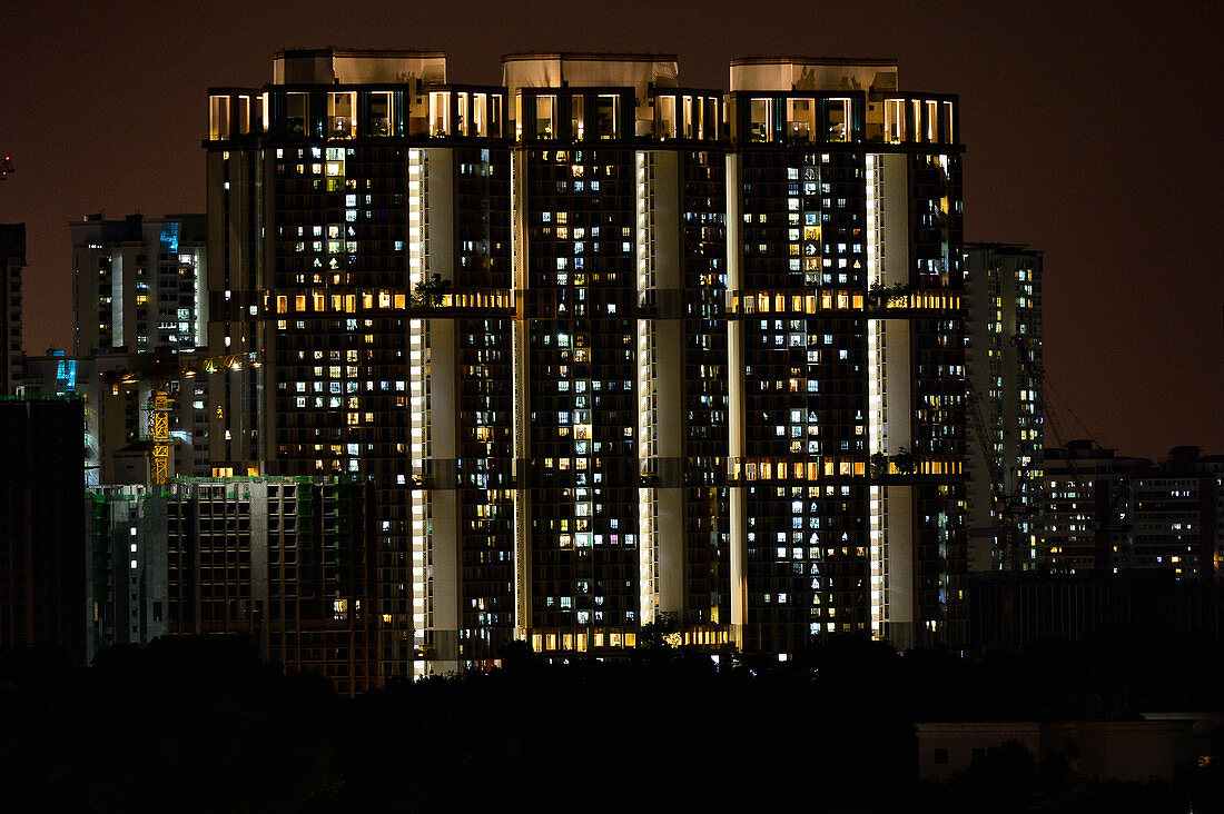 Beleuchtete Wolkenkratzer in der Nacht mit unterschiedlichen Farben, Singapore