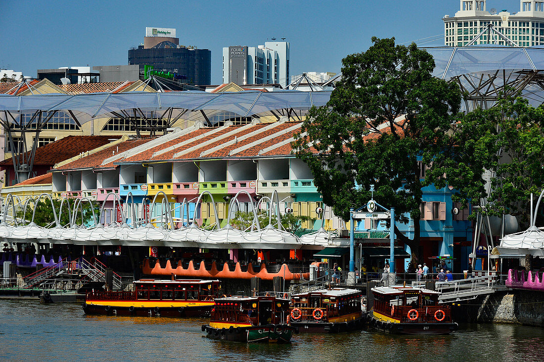 Blick auf Boote, Hotels und Restaurants am Clarke Quay, Singapore