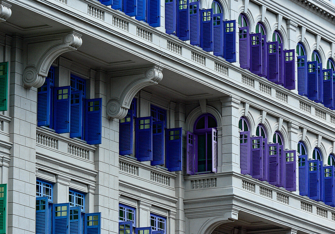 Farbige Fensterläden an einem historischen Haus in der Nähe des Boat Quay, Singapore