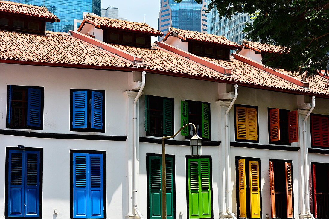 Kolonialhäuser mit farbigen Fensterläden in der Nähe der Amoy Street, Singapore