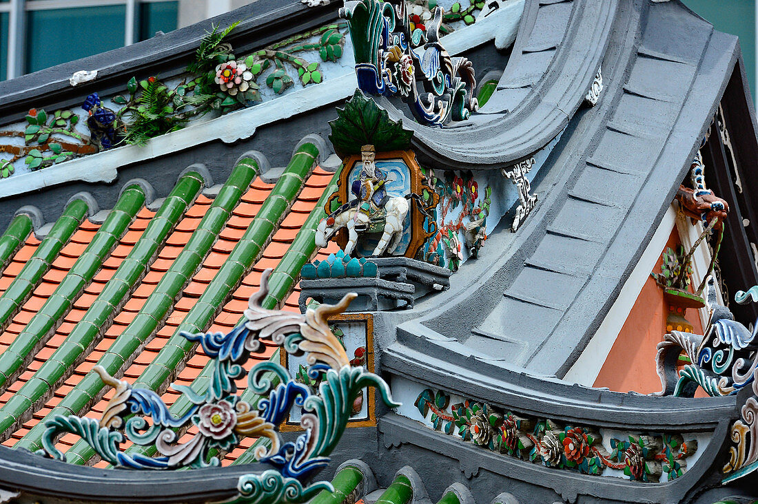 Buntes Dach mit aufwendiger Verzierung in einer Tempelanlage in Chinatwon, Singapore