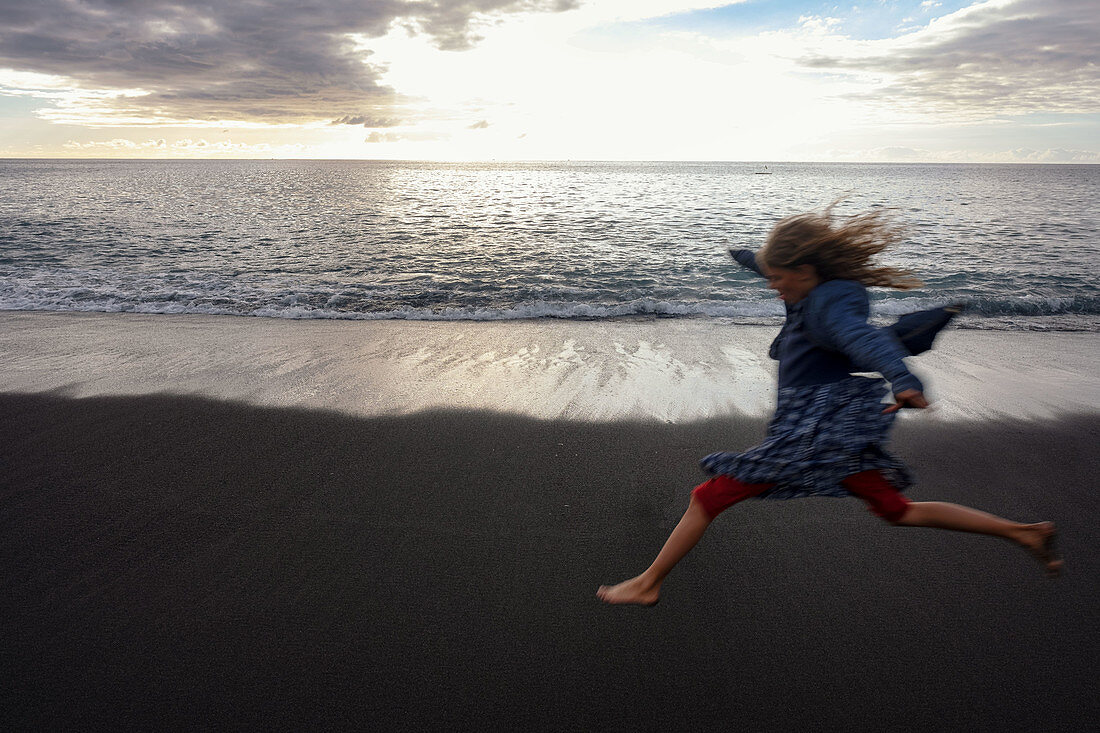 Springendes Mädchen am Strand von El Remo, La Palma, Kanarische Inseln, Spanien, Europa