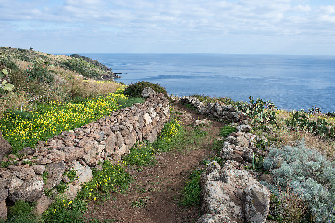 Sentiero di Mezzogiorno, hiking trail on Ustica Island, Sicily, Italy