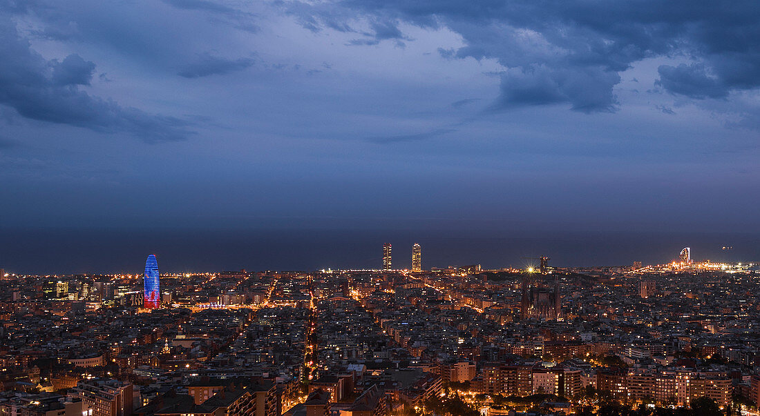 Skyline und Stadtlichter von Barcelona bei Nacht\n
