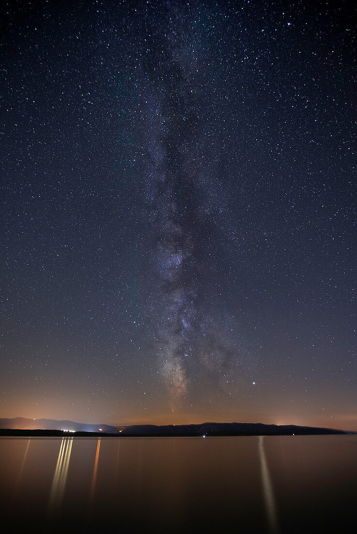 Milchstraße am Nachthimmel über dem Meer auf der Insel Brac mit Steg, Kroatien\n