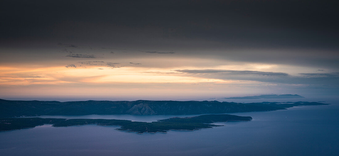 Insel Hvar von oben bei Sonnenuntergang, Kroatien\n