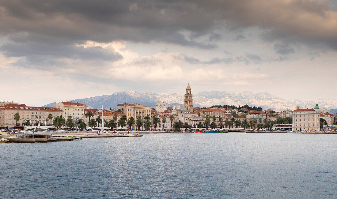 Skyline von Split bei Sonnenuntergang, Kroatien\n