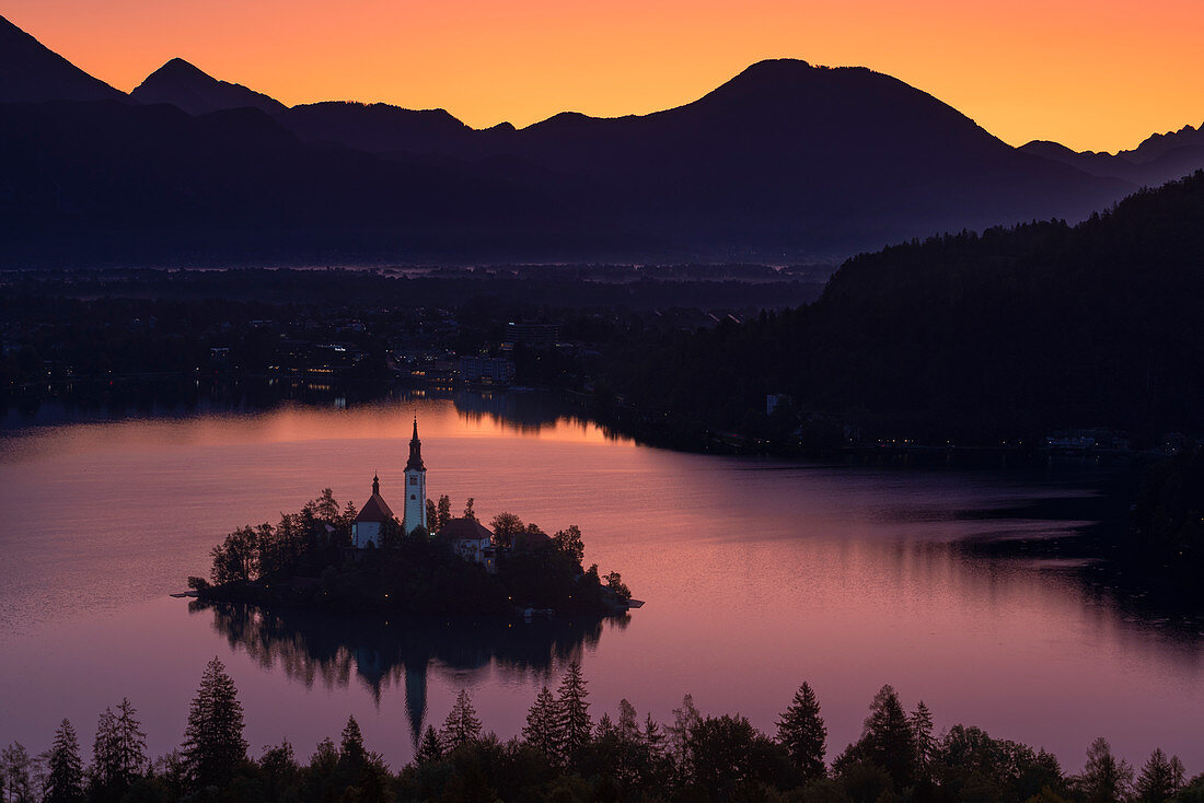 Wallfahrtskirche Mariä Himmelfahrt auf Insel im Bleder See bei Sonnenaufgang, Bled, Slowenien