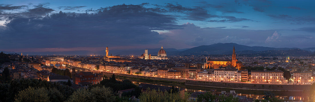 Panorama Skyline von Florenz mit Basilica und Kathedrale Santa Maria del Fiore bei Nacht, Toskana Italien\n