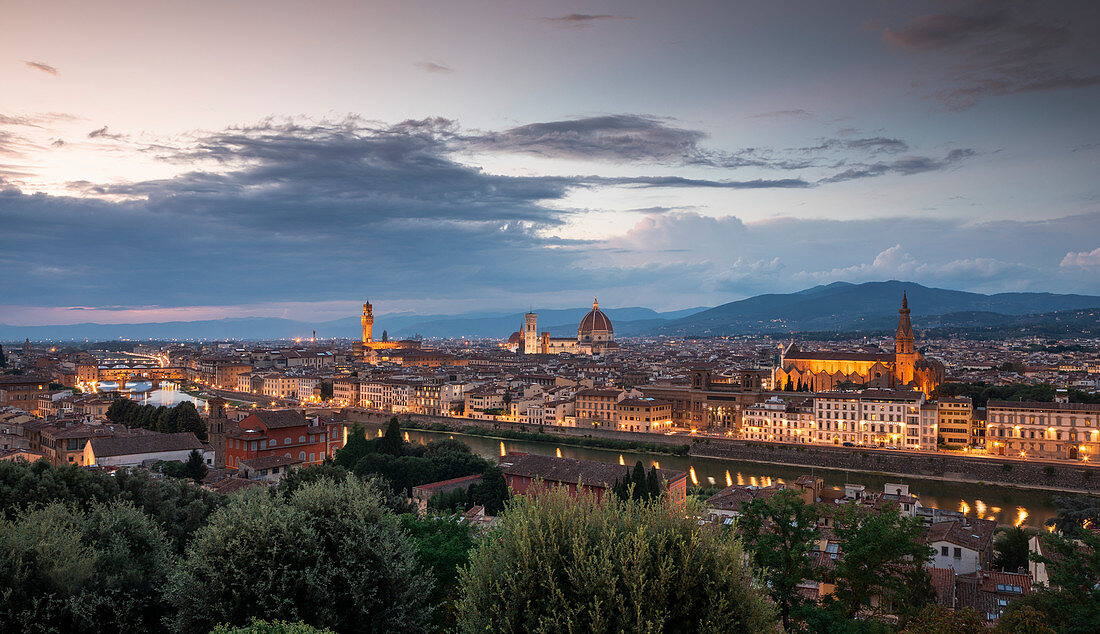 Skyline von Florenz mit Kathedrale Santa Maria del Fiore, Turm und Fluss Arno bei Sonnenuntergang, Toskana Italien\n