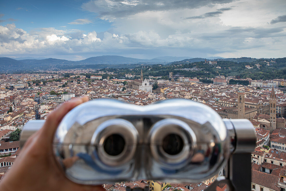 Blick auf die Dächer von Florenz mit Fernglas von der Kathedrale Santa Maria del Fiore bei Tag, Toskana Italien\n