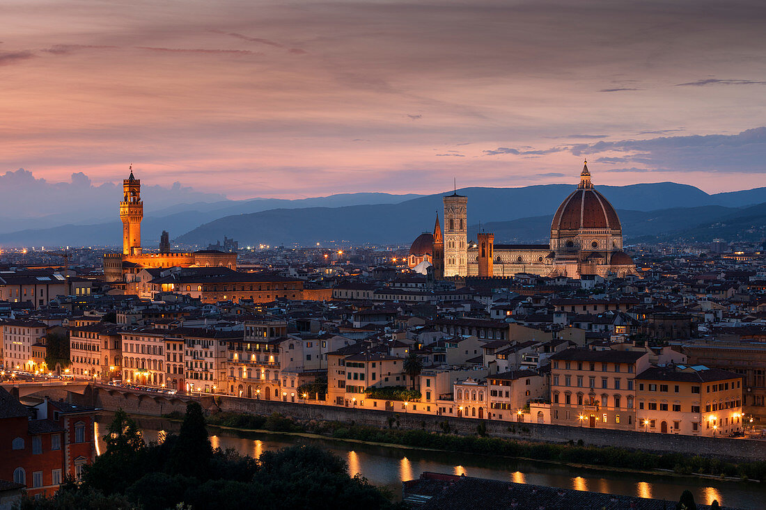 Skyline von Florenz mit Kathedrale Santa Maria del Fiore, Turm Torre di Arnolfo bei Sonnenuntergang, Toskana Italien\n