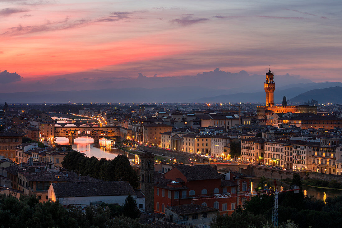 Skyline von Florenz mit Brücke Ponte Vecchio und Turm Torre di Arnolfo bei Sonnenuntergang, Toskana Italien\n