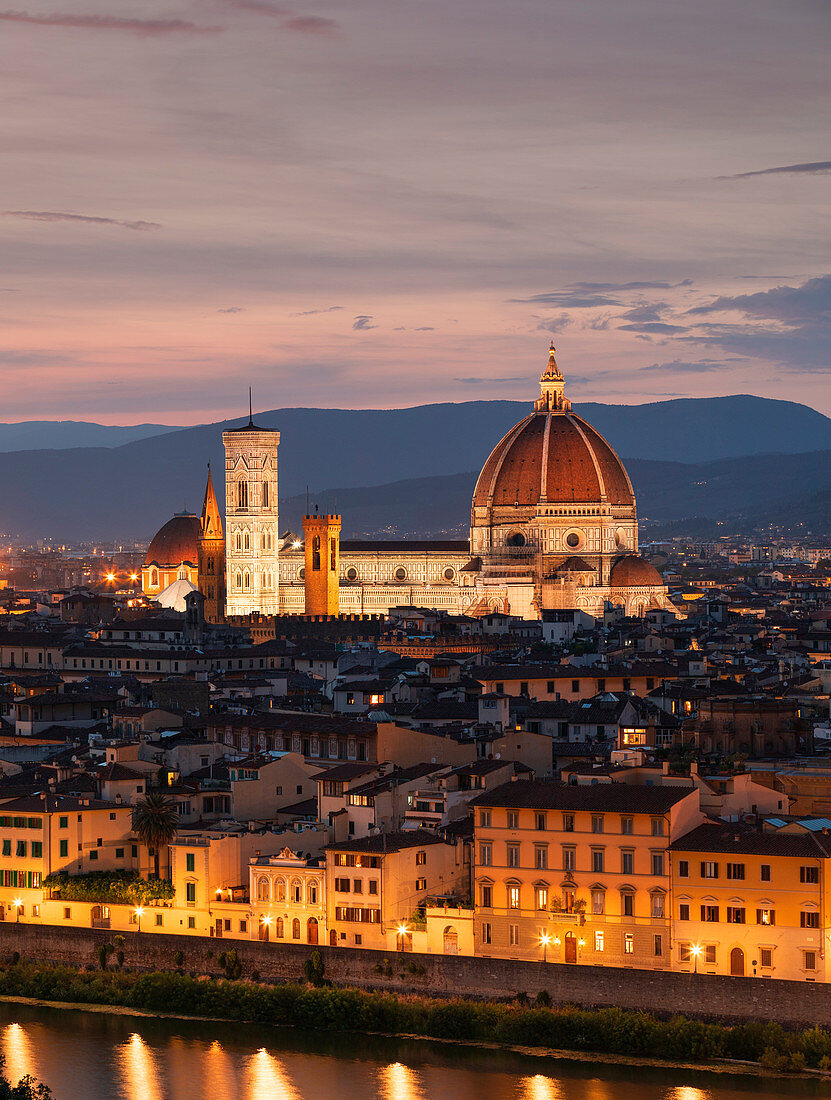Skyline von Florenz mit Kathedrale Santa Maria del Fiore bei Sonnenuntergang, Toskana Italien\n