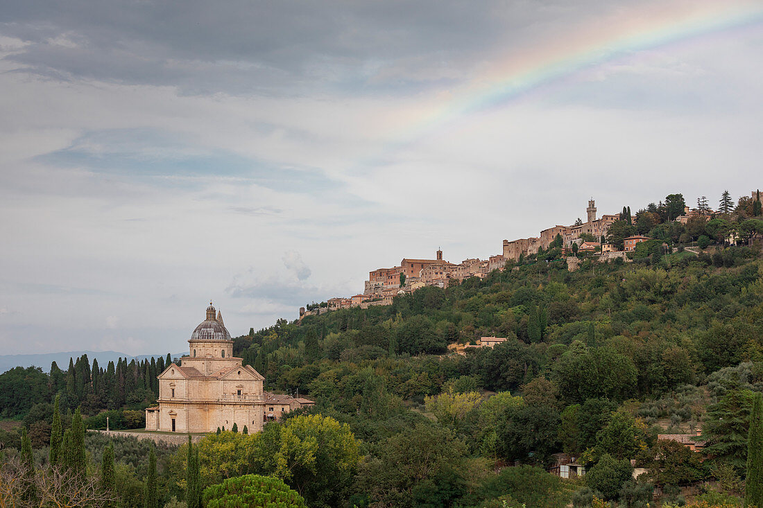 Kirche San Biagio in Montepulciano mit Regenbogen, Toskana Italien\n