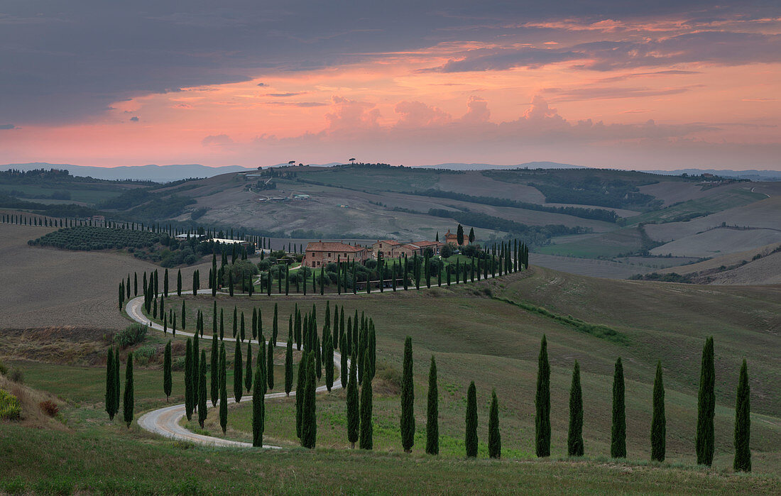 Agriturismo Baccoleno in der Toskana im Herbst bei Sonnenuntergang, Italien\n