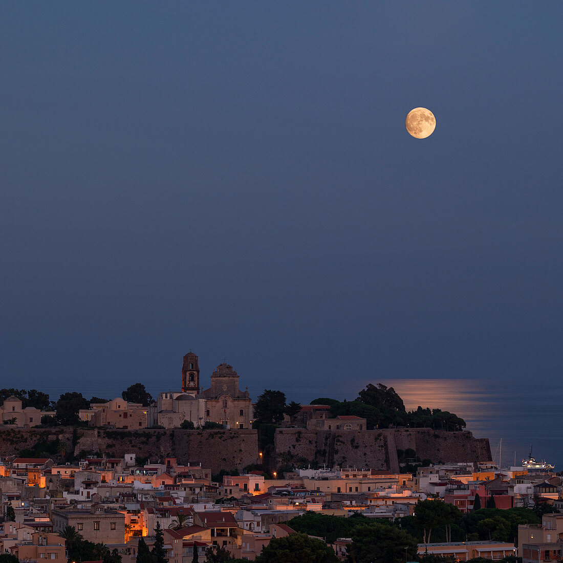 Vollmond über der Stadt Lipari auf den Liparischen Inseln bei Nacht, Sizilien Italien\n