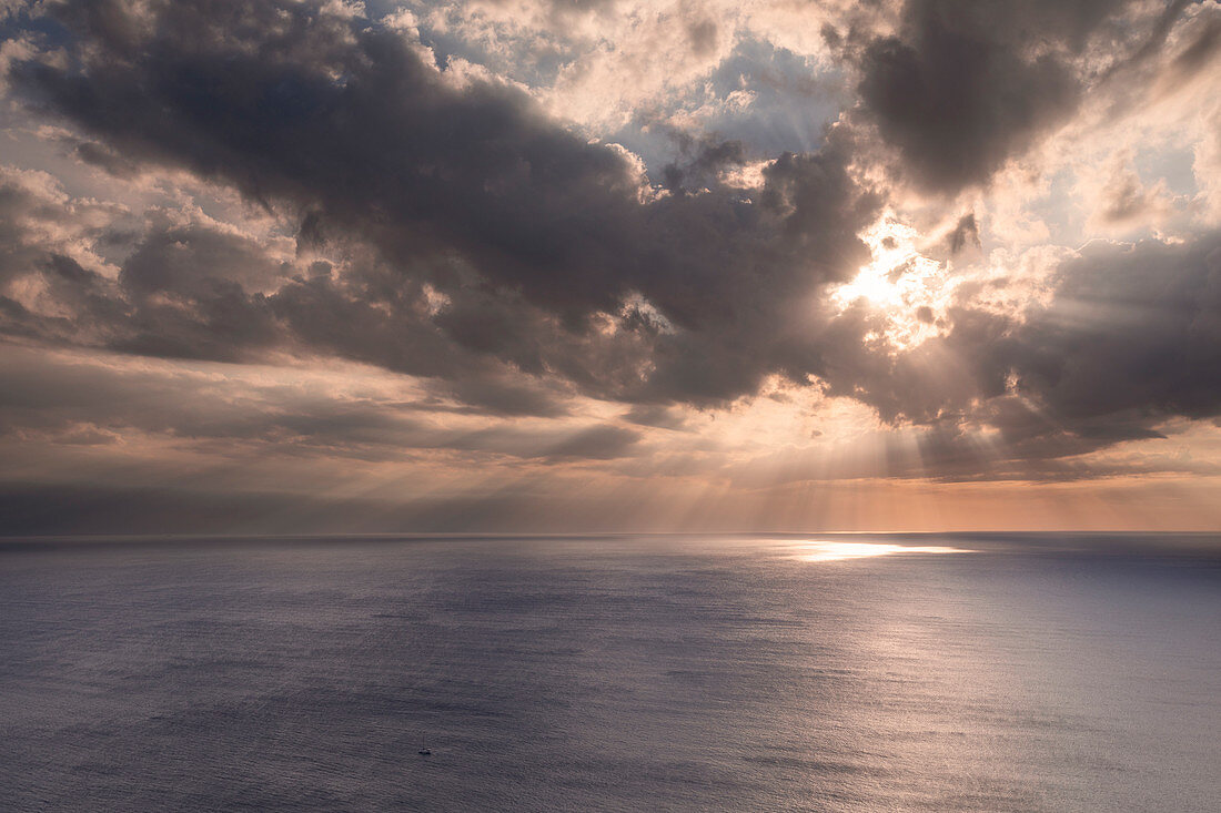 Sonnenuntergang mit Wolken über dem Meer auf Lipari, Sizilien, Italien