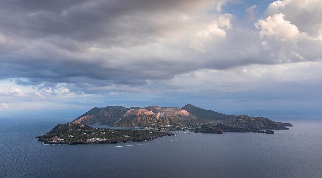 Vulkaninsel Vulcano mit dramatischen Wolken, Sizilien, Italien